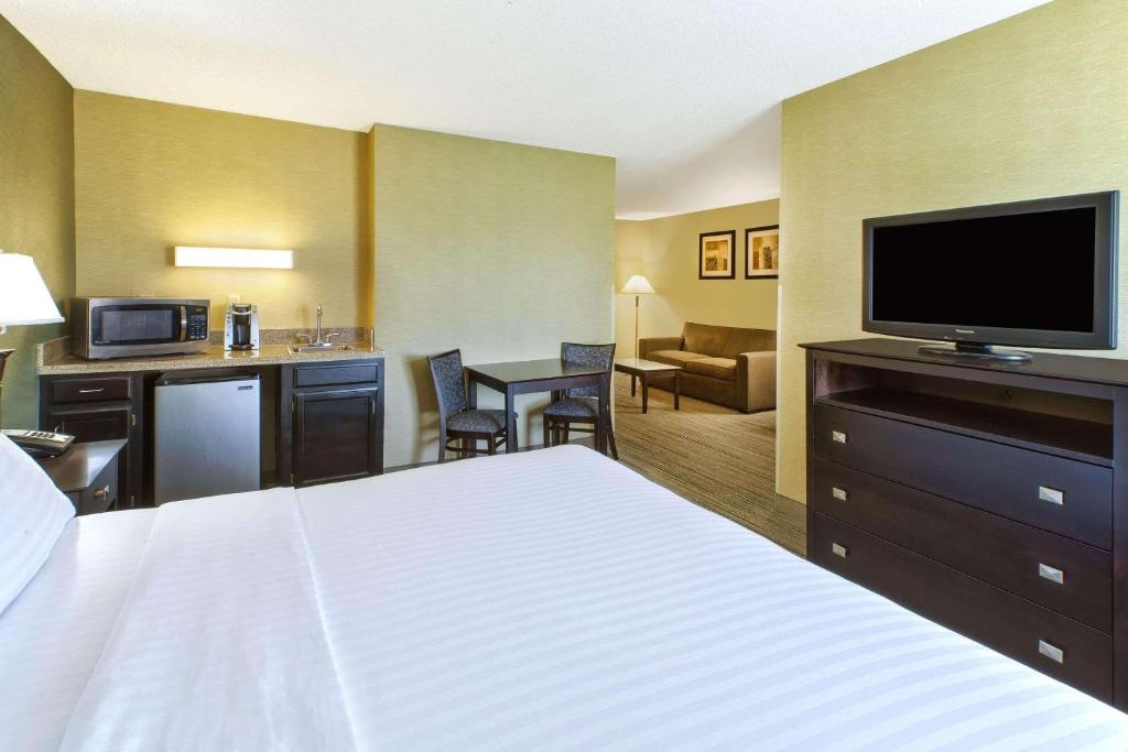 Country Inn & Suites by Radisson Benton Harbor-St Joseph MI photo 4