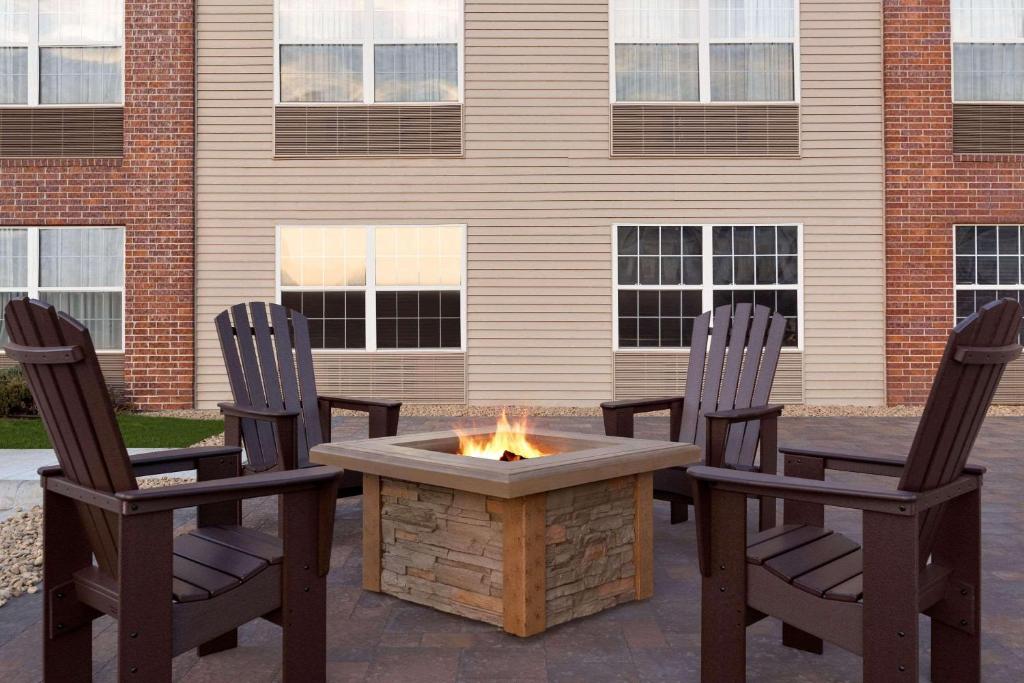 Country Inn & Suites Rochester South Mayo Clinic image
