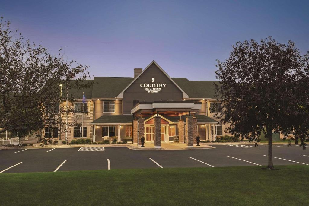Country Inn & Suites by Radisson, Willmar, MN photo 1