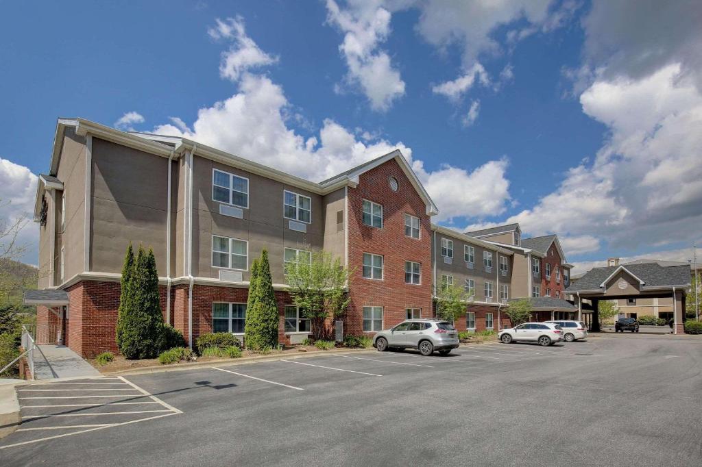 Country Inn & Suites by Radisson, Boone, NC image
