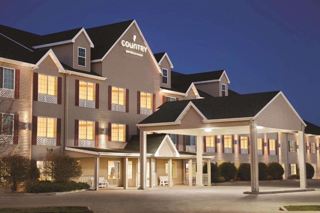 Country Inn & Suites by Radisson Bismarck Waterpark image