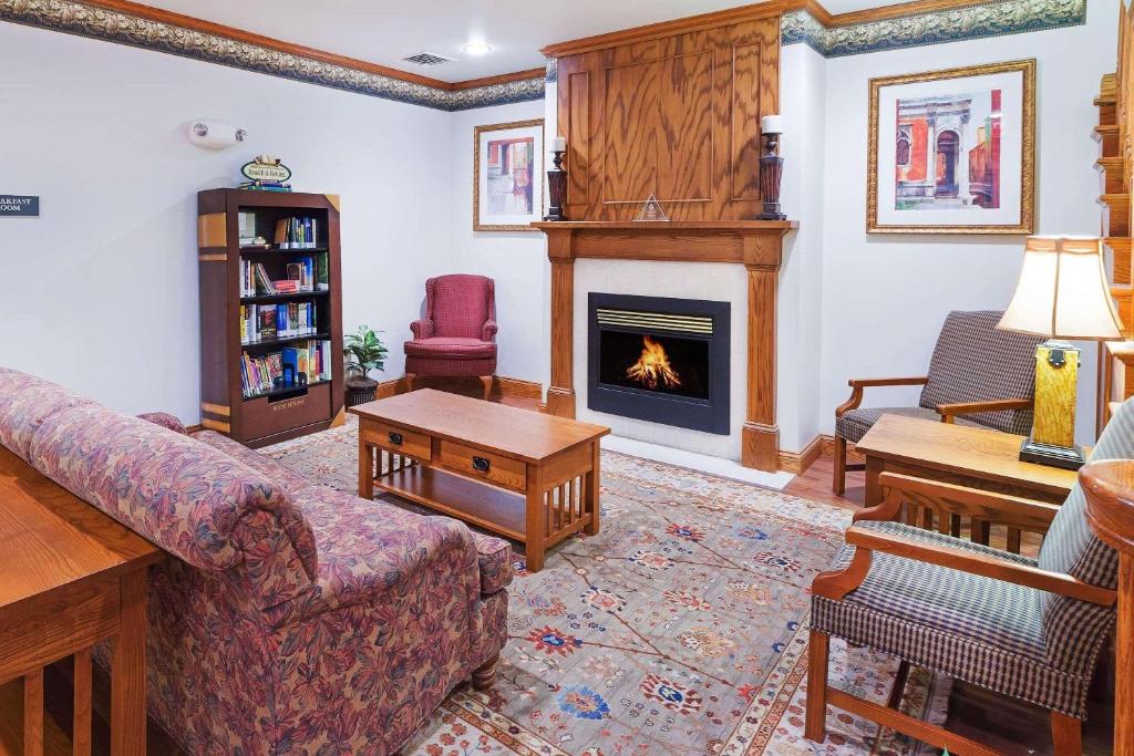 Country Inn & Suites by Radisson, Chambersburg, PA image