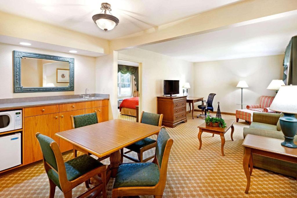 Country Inn & Suites by Radisson, York, PA photo 3