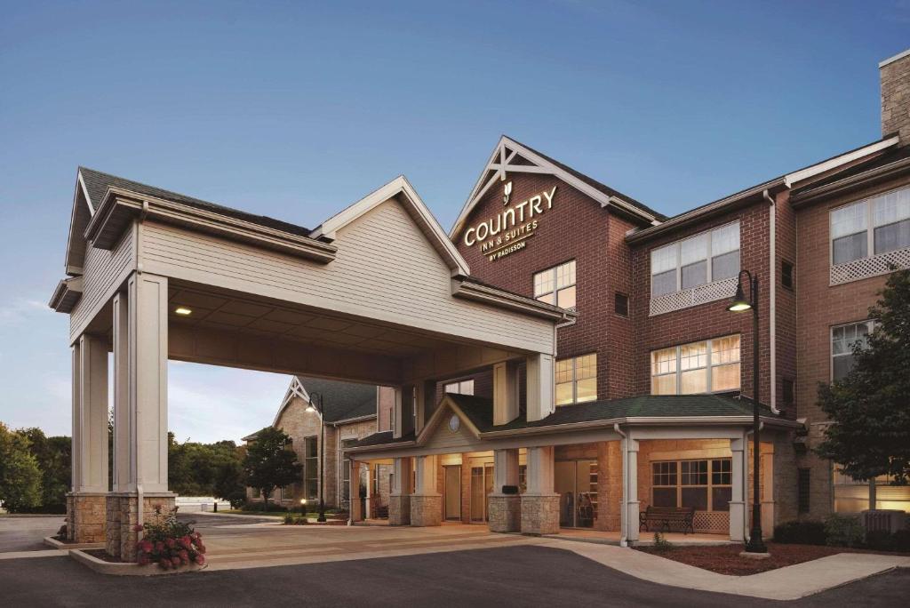 Country Inn & Suites by Radisson, Madison Southwest, WI image