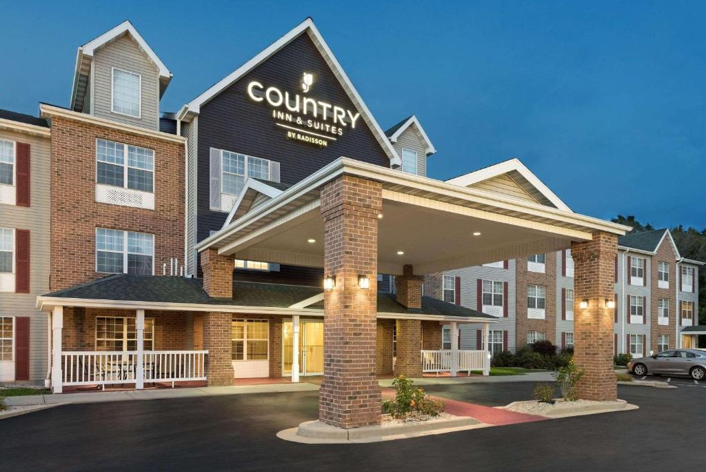 Country Inn & Suites by Radisson, Milwaukee Airport, WI image