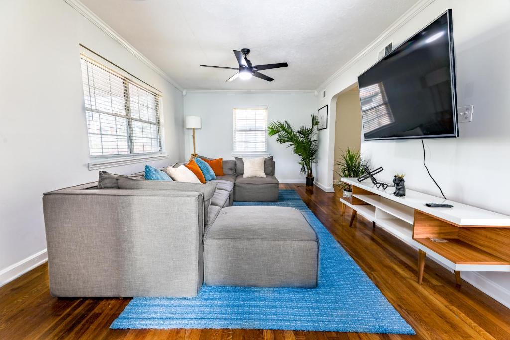 Luxury home 5 mins to Mercedes-Benz Stadium image
