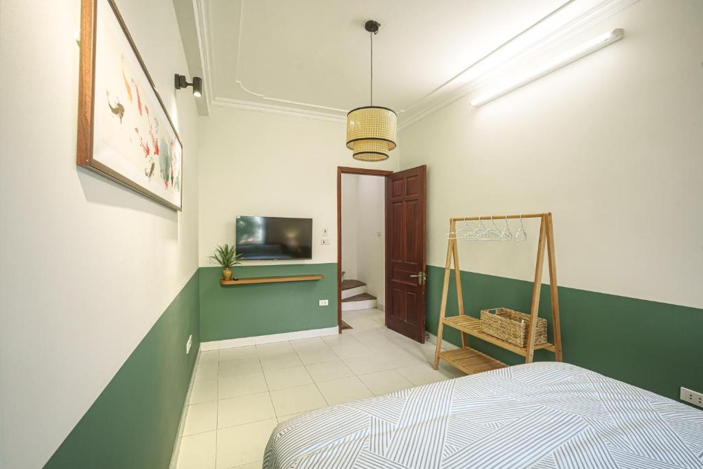 House of Comfort - 3 BR & 3 baths - 1' to Hoan Kiem Lake & Old Quarter