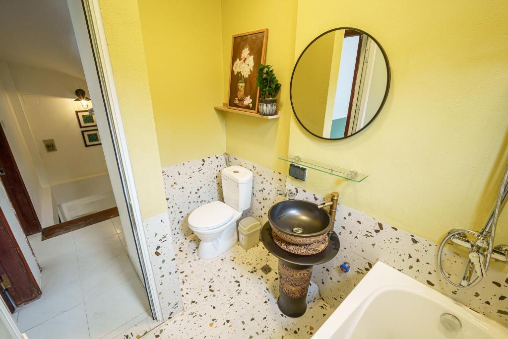 House of Comfort - 3 BR & 3 baths - 1' to Hoan Kiem Lake & Old Quarter