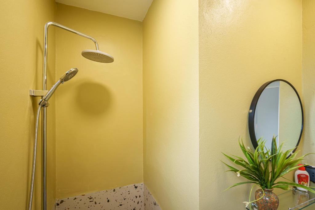 House of Comfort - 3 BR & 3 baths - 1' to Hoan Kiem Lake & Old Quarter