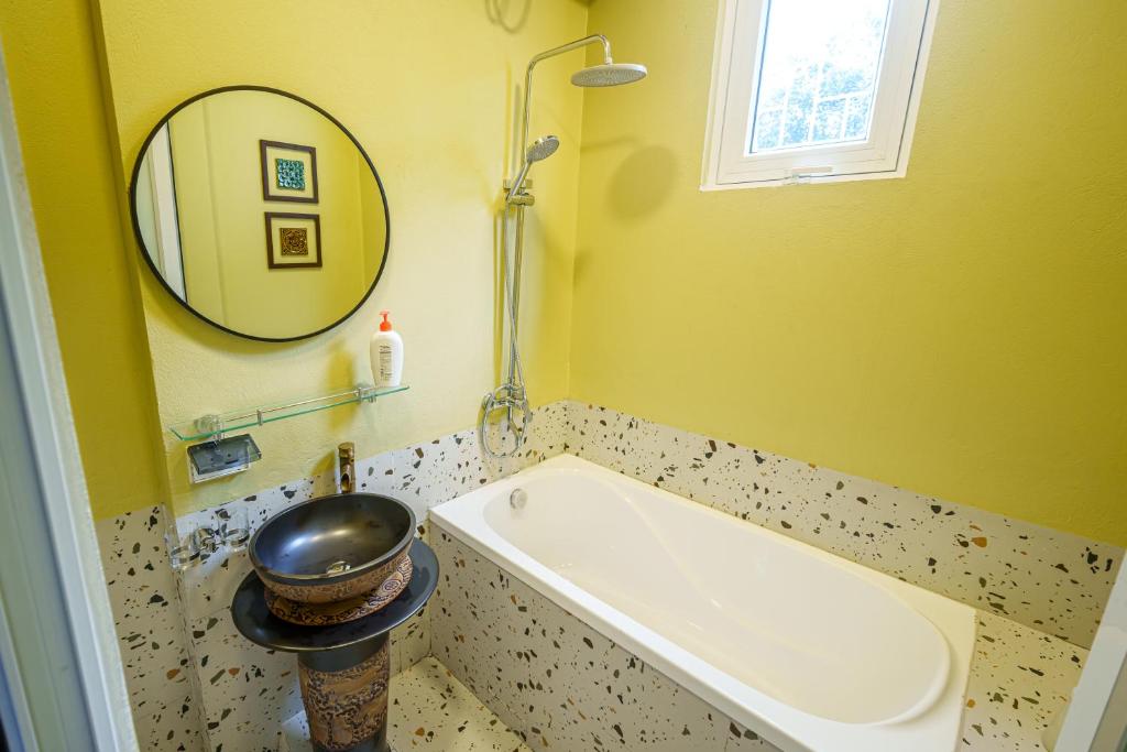 House of Comfort - 3 BR & 3 baths - 1' to Hoan Kiem Lake & Old Quarter