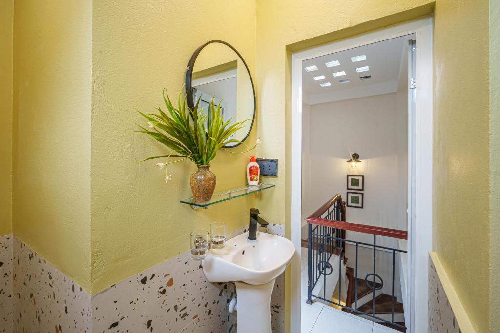 House of Comfort - 3 BR & 3 baths - 1' to Hoan Kiem Lake & Old Quarter