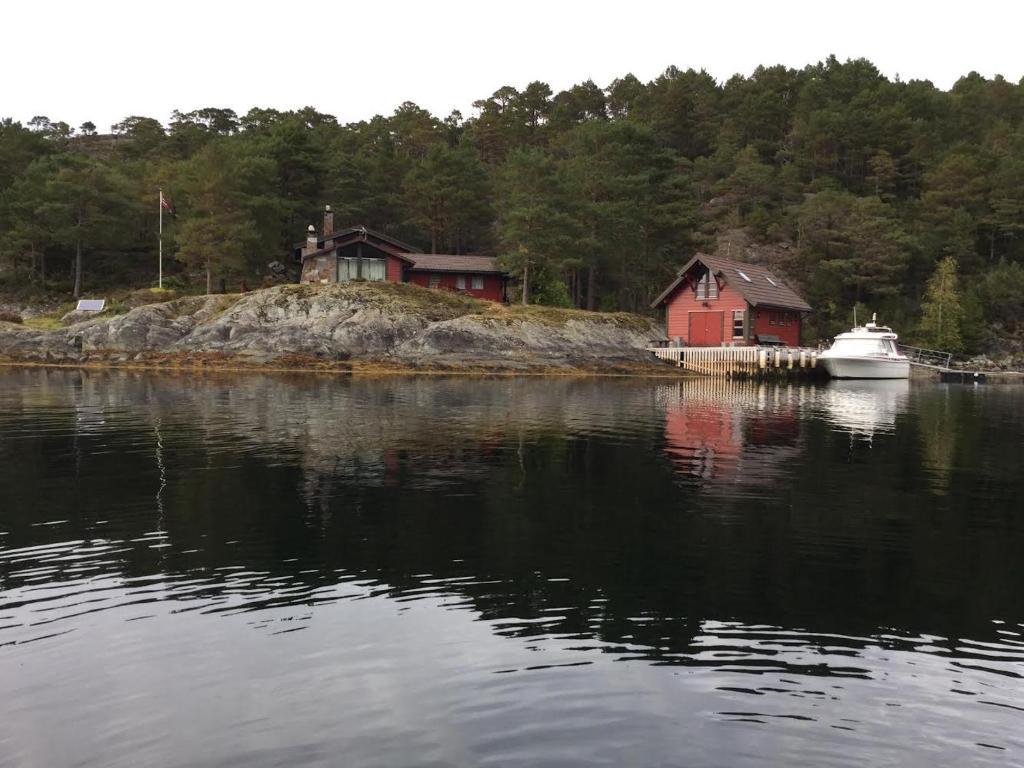 Flott hytte med panoramautsikt og privat strand