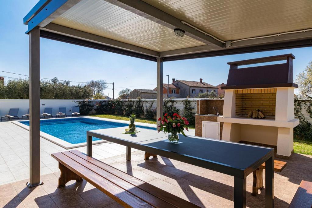 Beautiful 6 bedroom villa in Valbandon photo 3