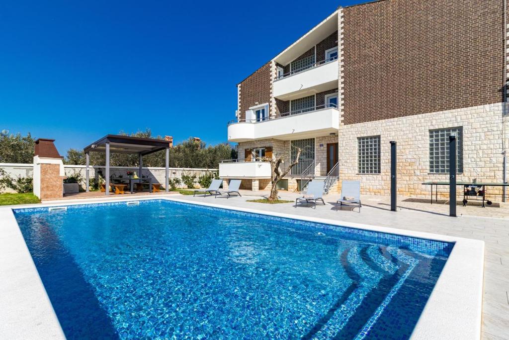 Beautiful 6 bedroom villa in Valbandon photo 2