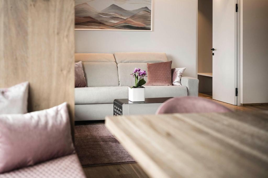 Timeless Dolomites Apartments - Tap to explore photos