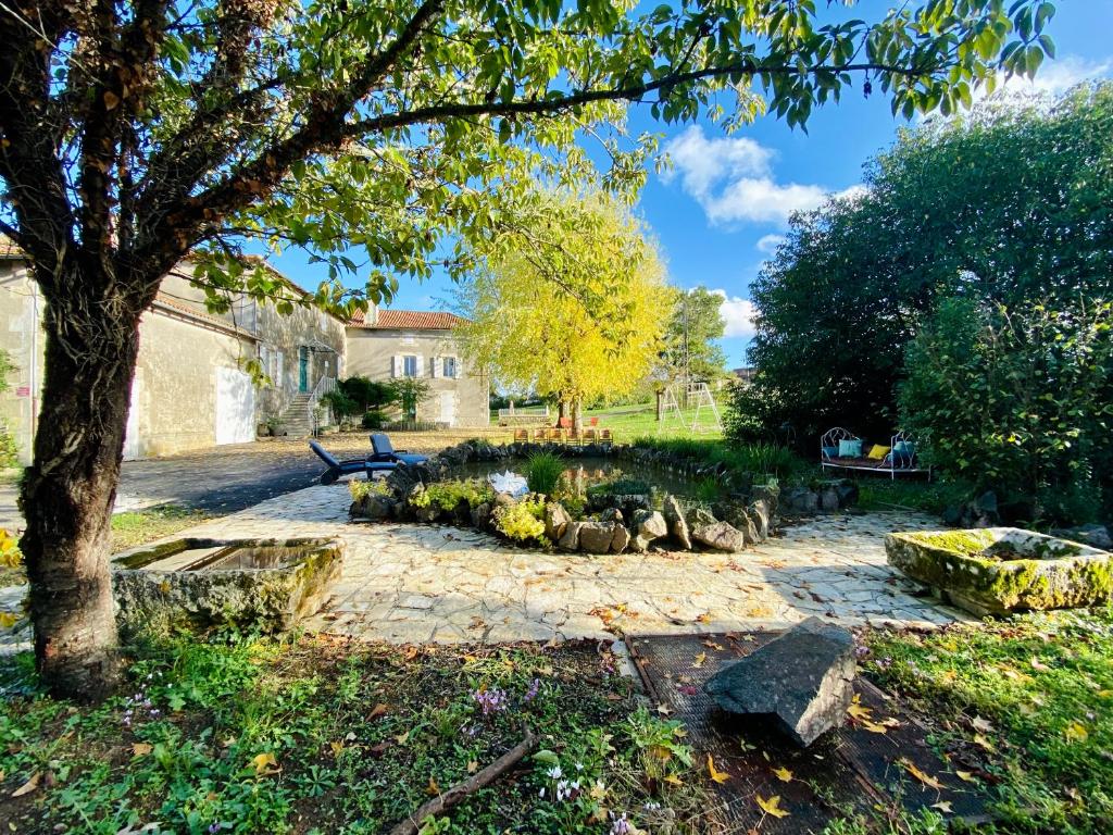 Superbe manoir du XVIIe siècle surplombant le fleuve de la Charente