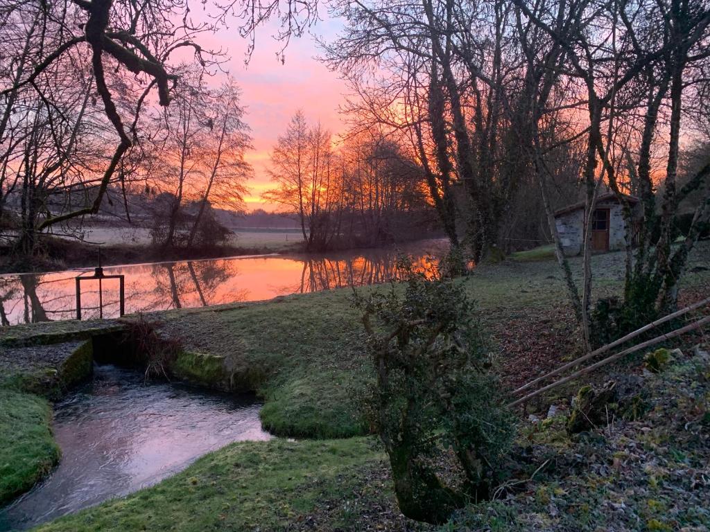 Superbe manoir du XVIIe siècle surplombant le fleuve de la Charente photo 1