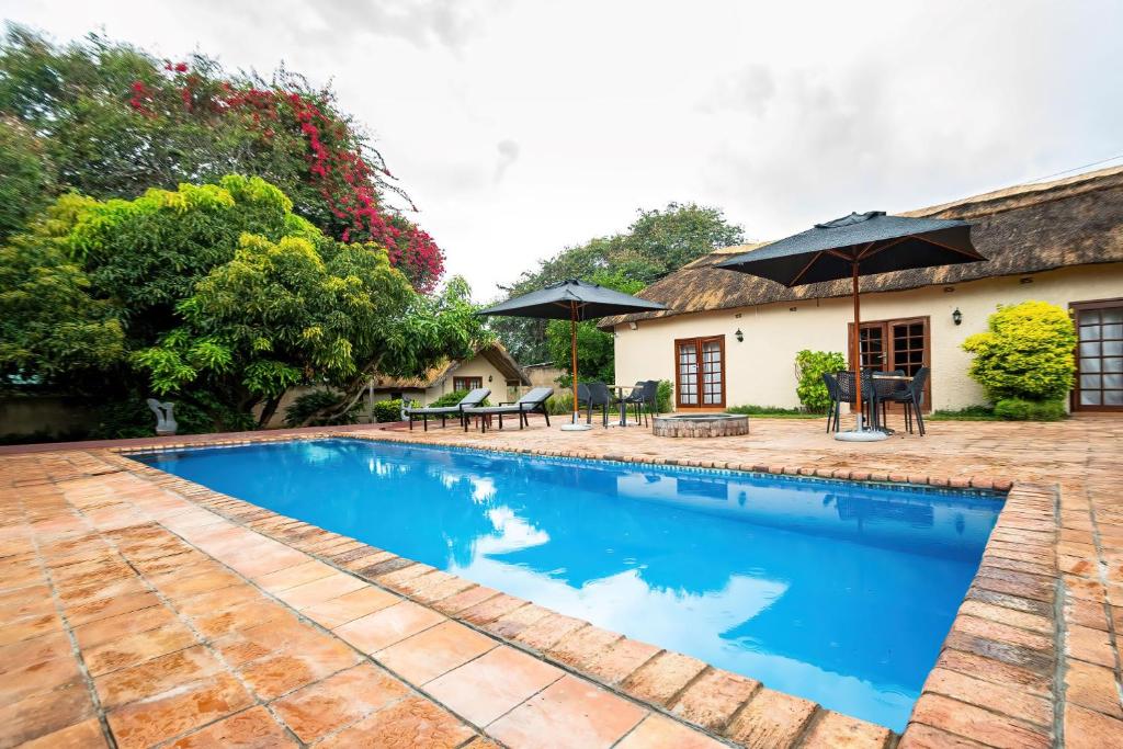 2 bed apartment with pool - 2126 photo 3