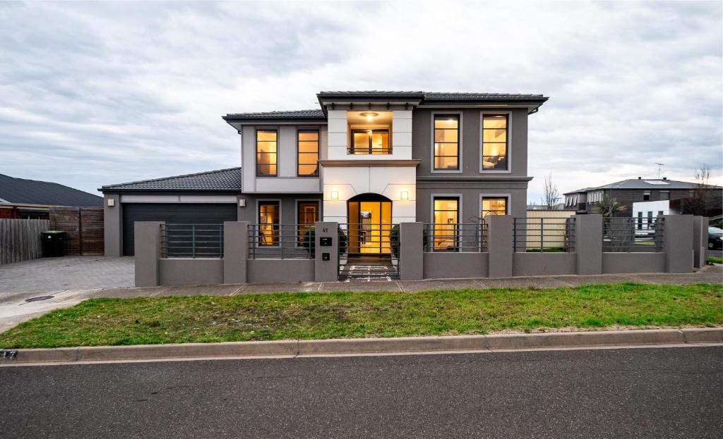 Stylish House in Geelong for Large Family or Group photo 3