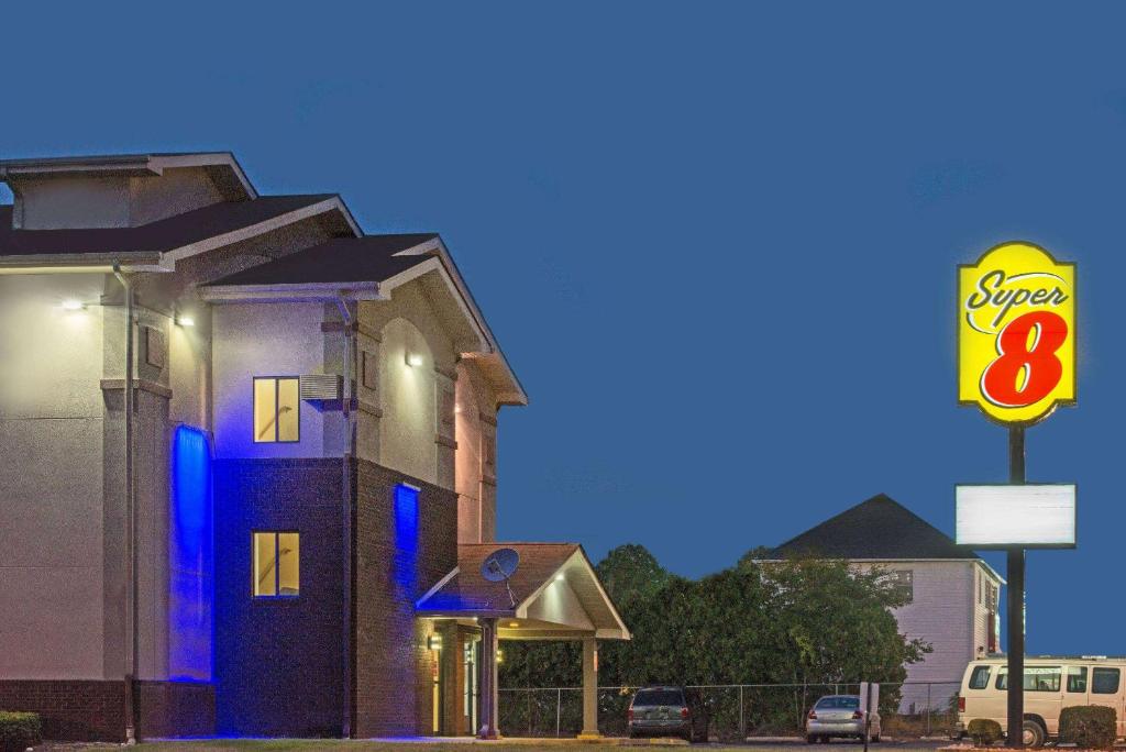 Super 8 by Wyndham New Castle image