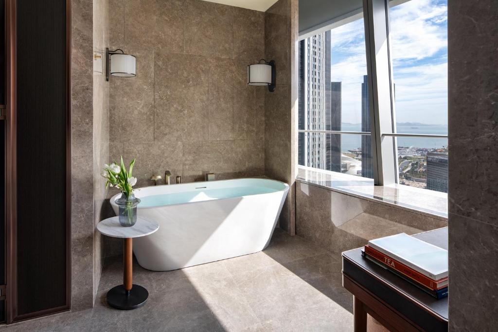 Four Seasons Hotel Dalian photo 4