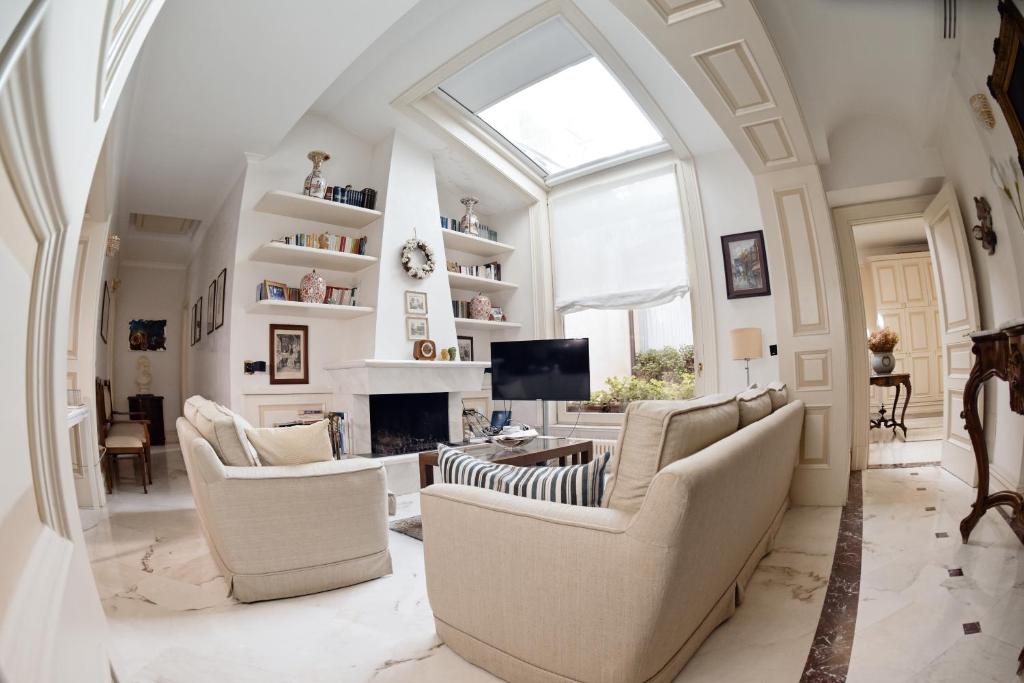 Al Centro Luxury Home - Tap to explore photos