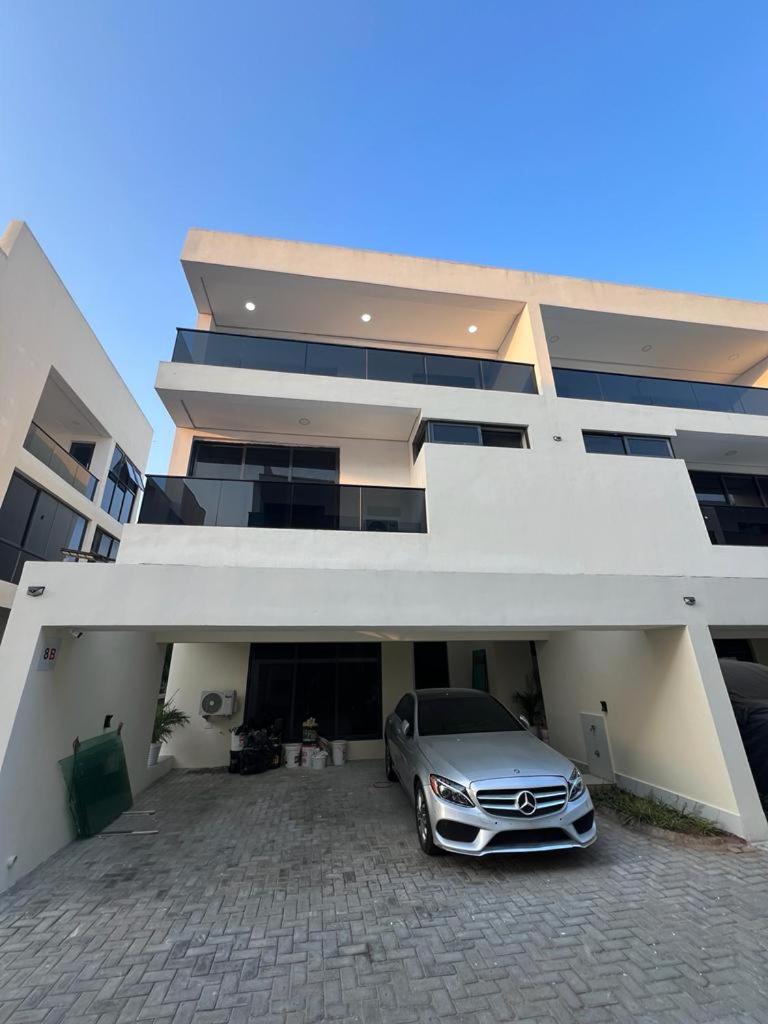KADAL IN LEKKI