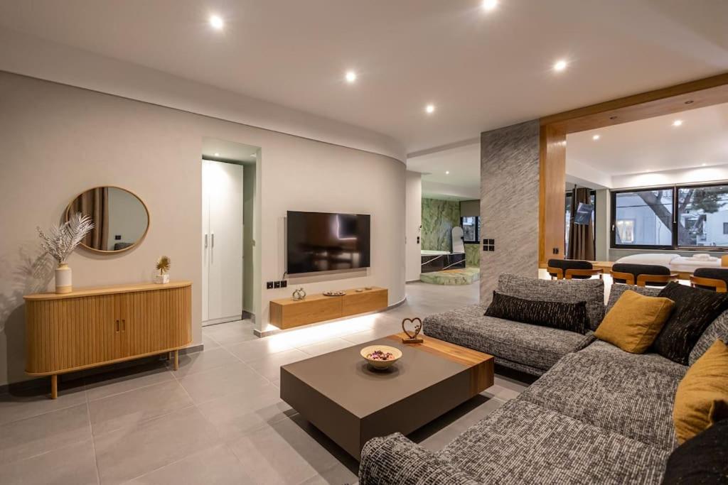 Smaragdi Luxury Jacuzzi Apartment Noho Premium Living - Tap to explore photos
