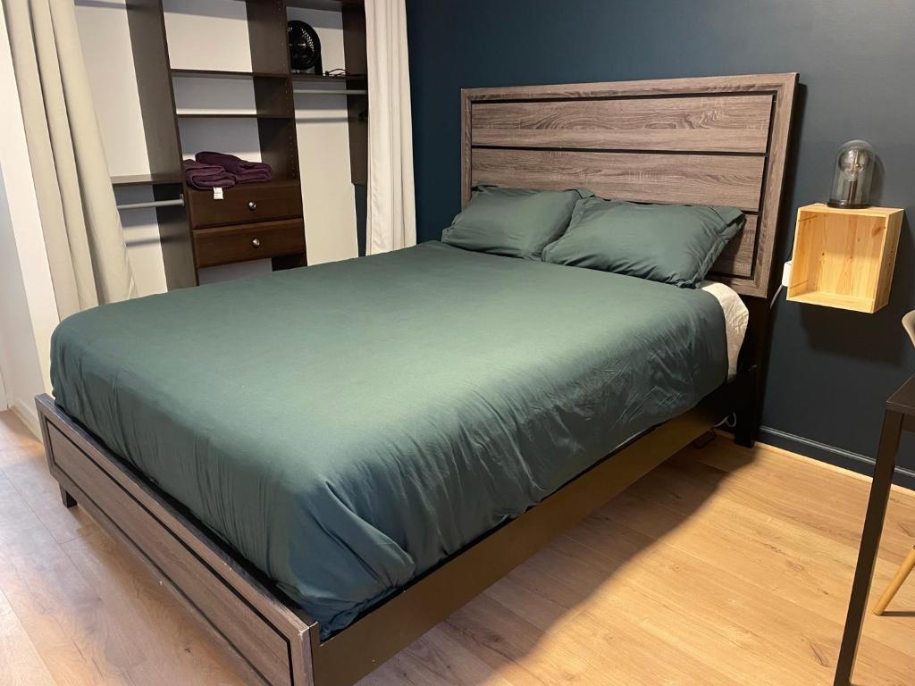 Cosy Private Room in Downtown with Free Parking - Self entrance photo 2