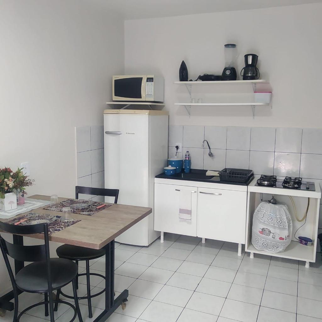 Apto 03 - 1 quarto com 2 camas solteiro e garagem, possui ventilador de teto photo 1