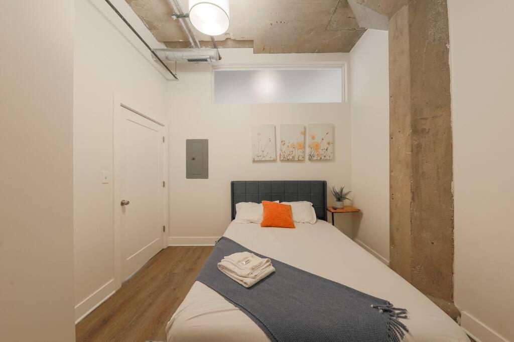 McCormick 2Br/2Ba family unit for up to 6 guests with Skyline view, Optional Parking & Gym photo 3