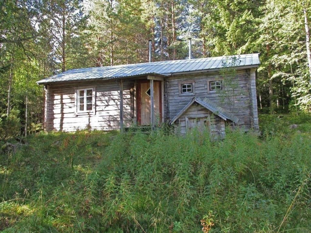 Einfache Holzhütte für das wahre Naturerlebnis am Stausee