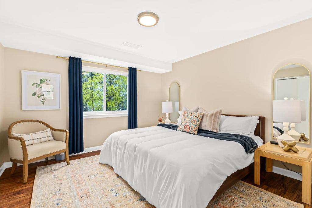 New! Cozy Upper 1BR Flat near Downtown Roseville image