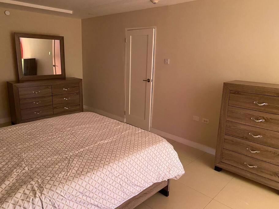 Condo with pool in Portmore photo 3