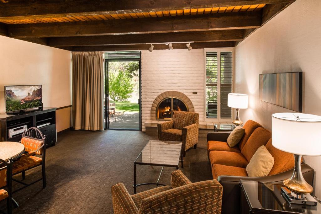 Arroyo Roble Resort at Oak Creek - Tap to explore photos