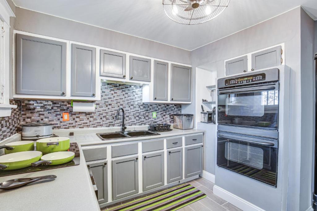 St Louis Home with Mini Pool Table and Arcade Game! photo 1