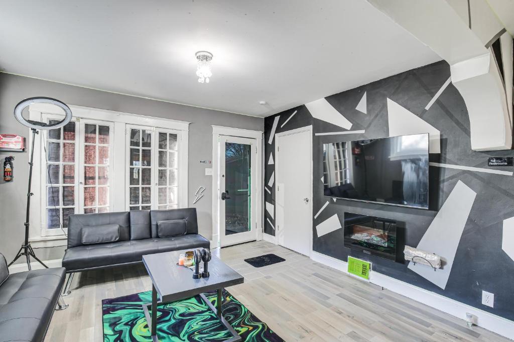 St Louis Home with Mini Pool Table and Arcade Game! photo 3