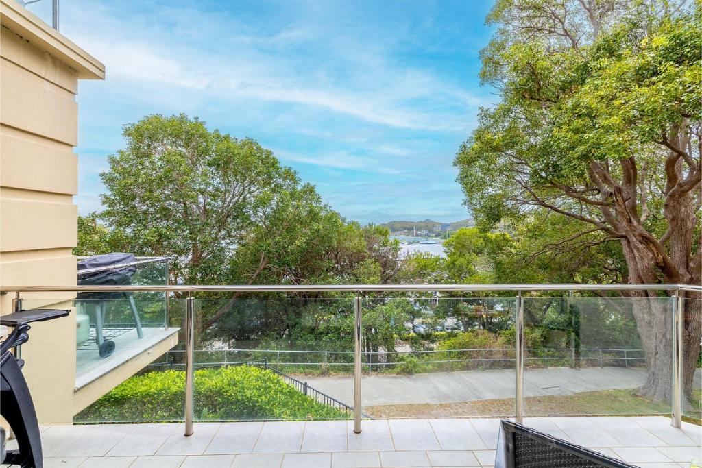 Paradiso 4, 4 Laman St - aircon, pool, heart of town, water views photo 1