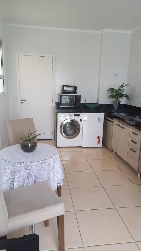 Apartamento na Palhoça, com vista para o mar, próximo a mercados, padarias e farmácias. photo 2