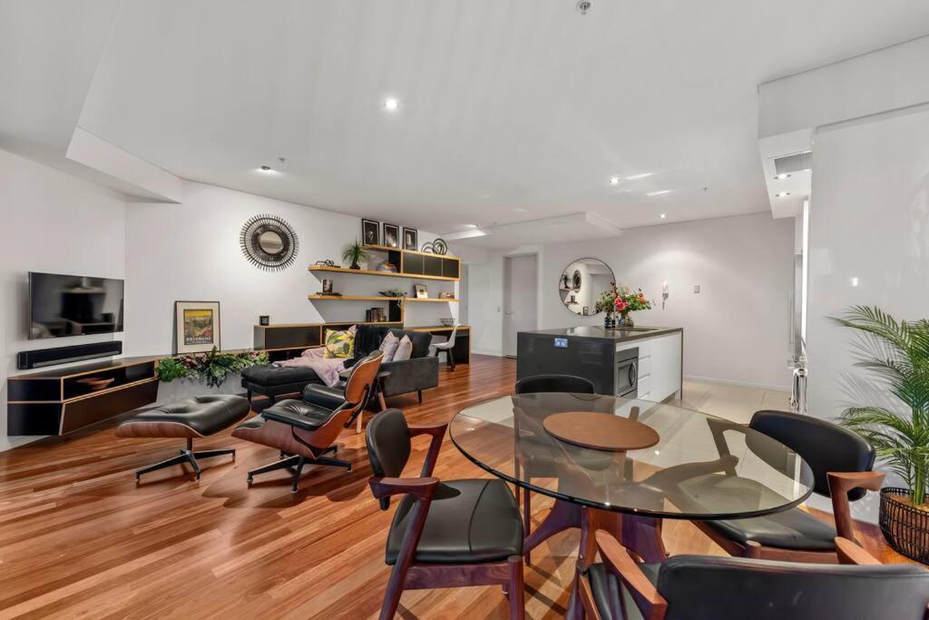 Skyhigh Executive! ~ 2Bed/2Bath/1Car/Views ~ CBD - Tap to explore photos