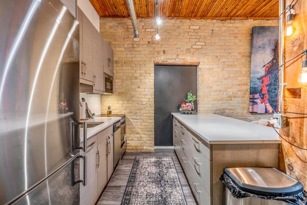 FREE PARKING 5 Star Quiet 2 BR Loft - Central - FULLY Stocked photo 1