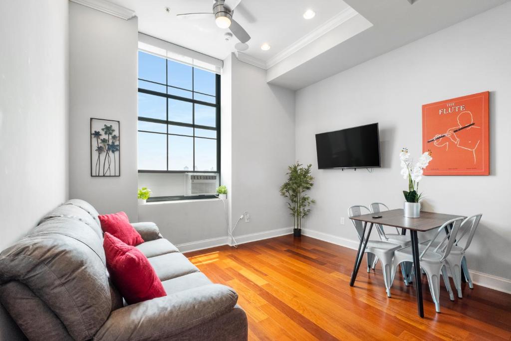 Grand 1br W Rooftop Pool & Gym image