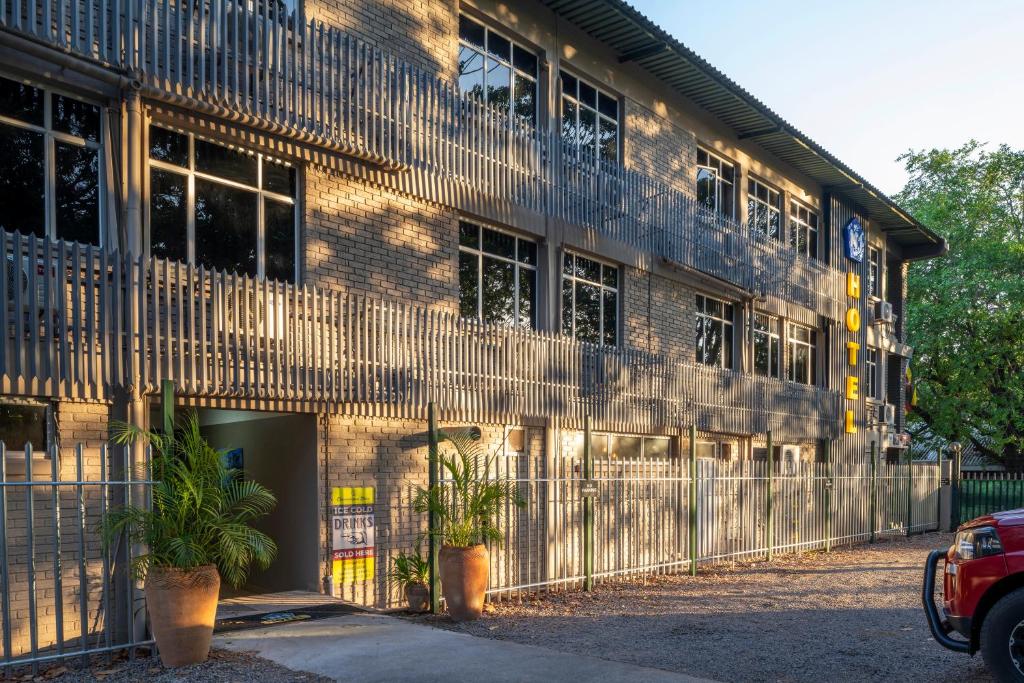 N1 Hotel & Campsite Victoria Falls photo 4