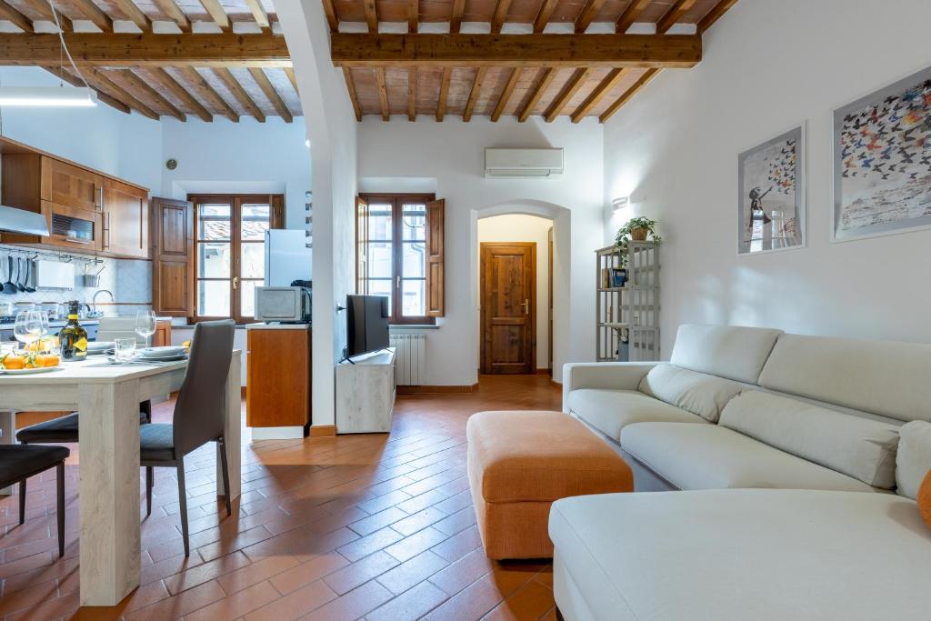 GuestHost - Piazza Artigiani Pisa Lovely Apartment - Tap to explore photos