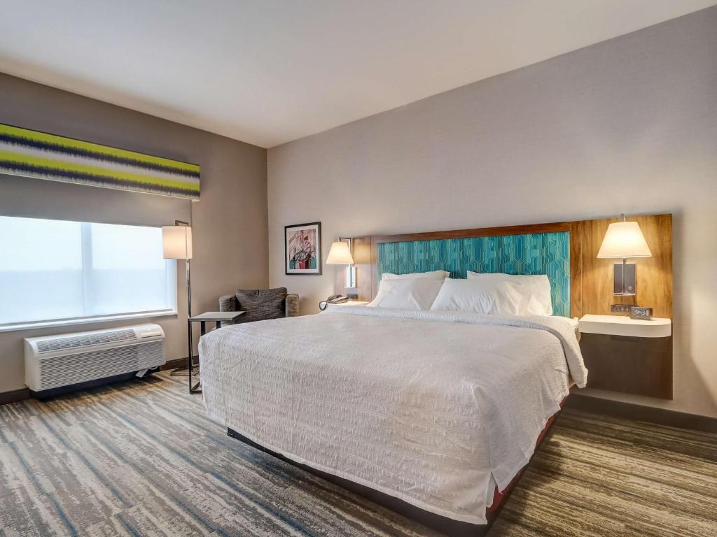 Hampton Inn & Suites by Hilton Cincinnati Midtown Rookwood - Tap to explore photos