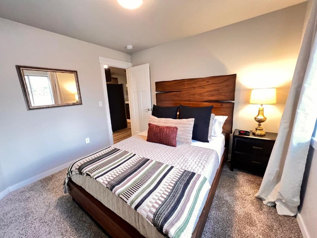 Modern Style KING bed Free Wi-Fi with Garage photo 4