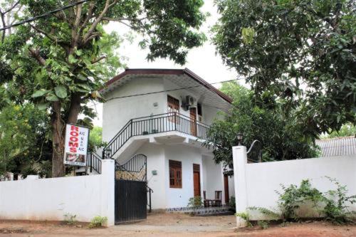 ගයාන් ගෙස්ට් කතරගම photo 3