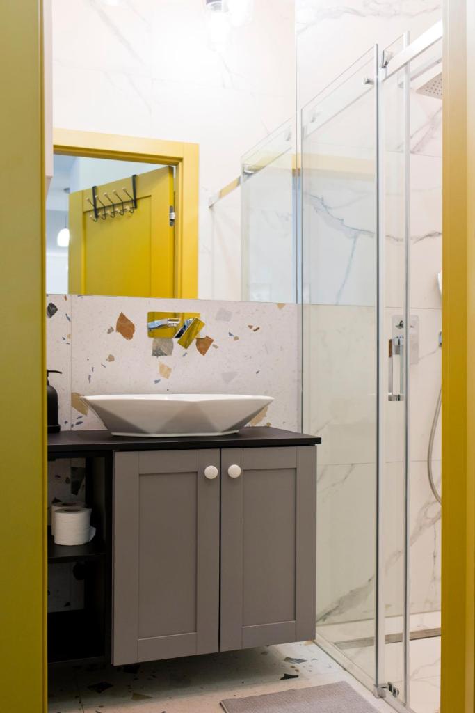 Charming 2-Room Apartment Near Wawel Castle - Tap to explore photos