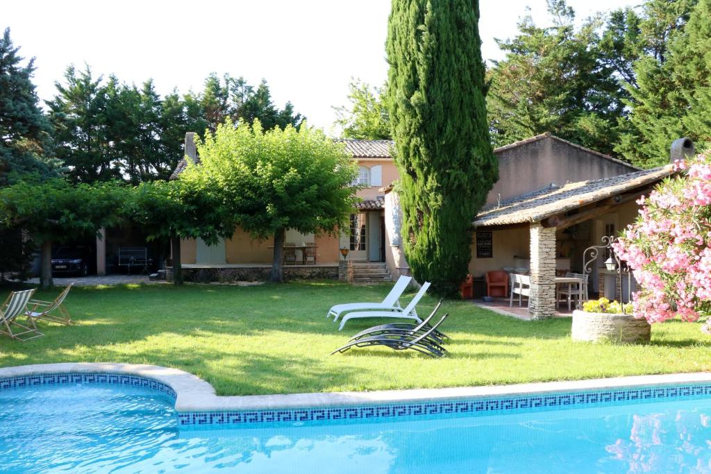 Villa de 3 chambres avec piscine privee jardin clos et wifi a Althen des Paluds photo 1