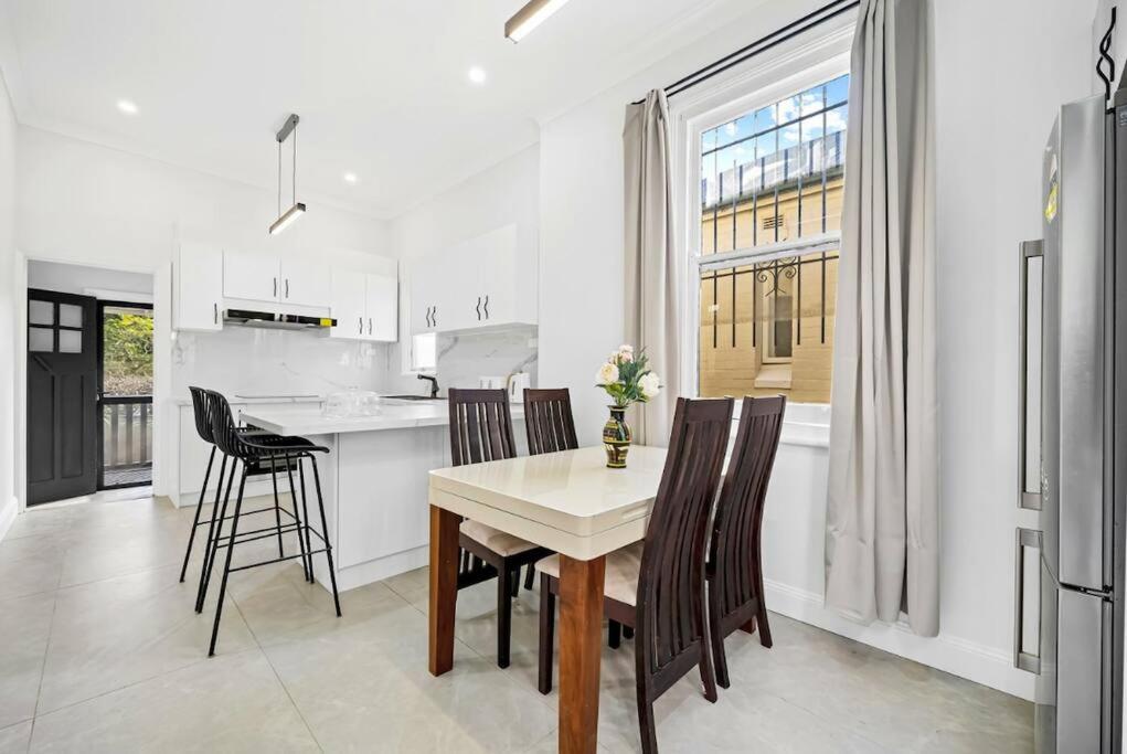 Modern 4B2B house@Glebe photo 3